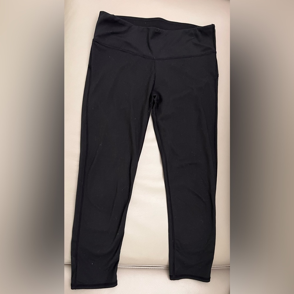 Fabletics black capri with inner waist pocket.